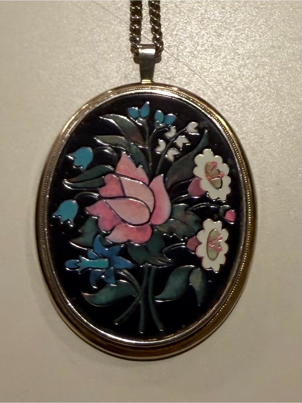 Vintage Avon Florentine Flower Inlay Oval Pendant & 26 in Chain